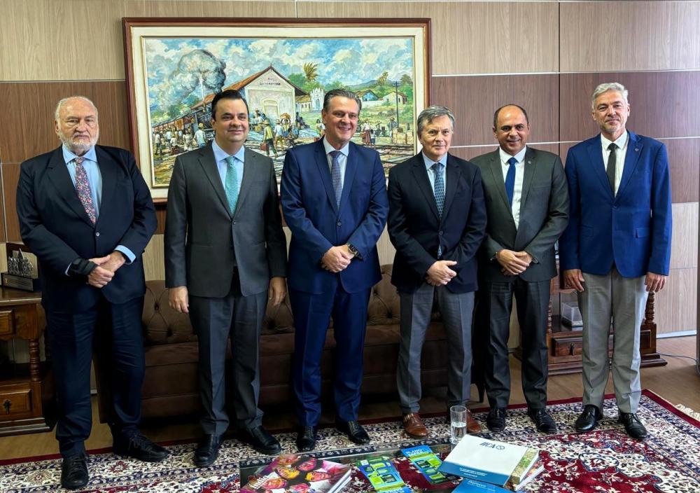 Jorge Werthein, Asesor Especial del Director General del IICA; Roberto Perosa, secretario de Comercio y Relaciones Internacionales; Carlos Fávaro, ministro de Agricultura y Ganadería; Manuel Otero, Director General del Instituto; Pedro Neto, secretario de Innovación, Desarrollo Sostenible, Irrigación y Cooperativismo; y Christian Fischer,  Representante Encargado del IICA en Brasil.