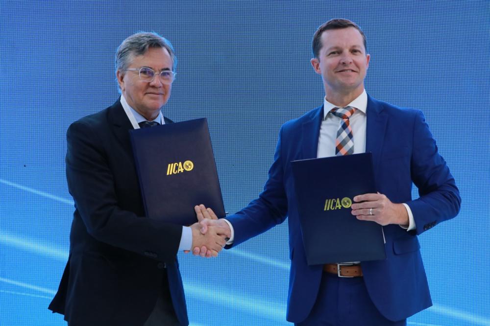 Manuel Otero, Director General del IICA, junto a Ryan LeGrand, presidente del USGC, tras la firma del memorando de entendimiento.