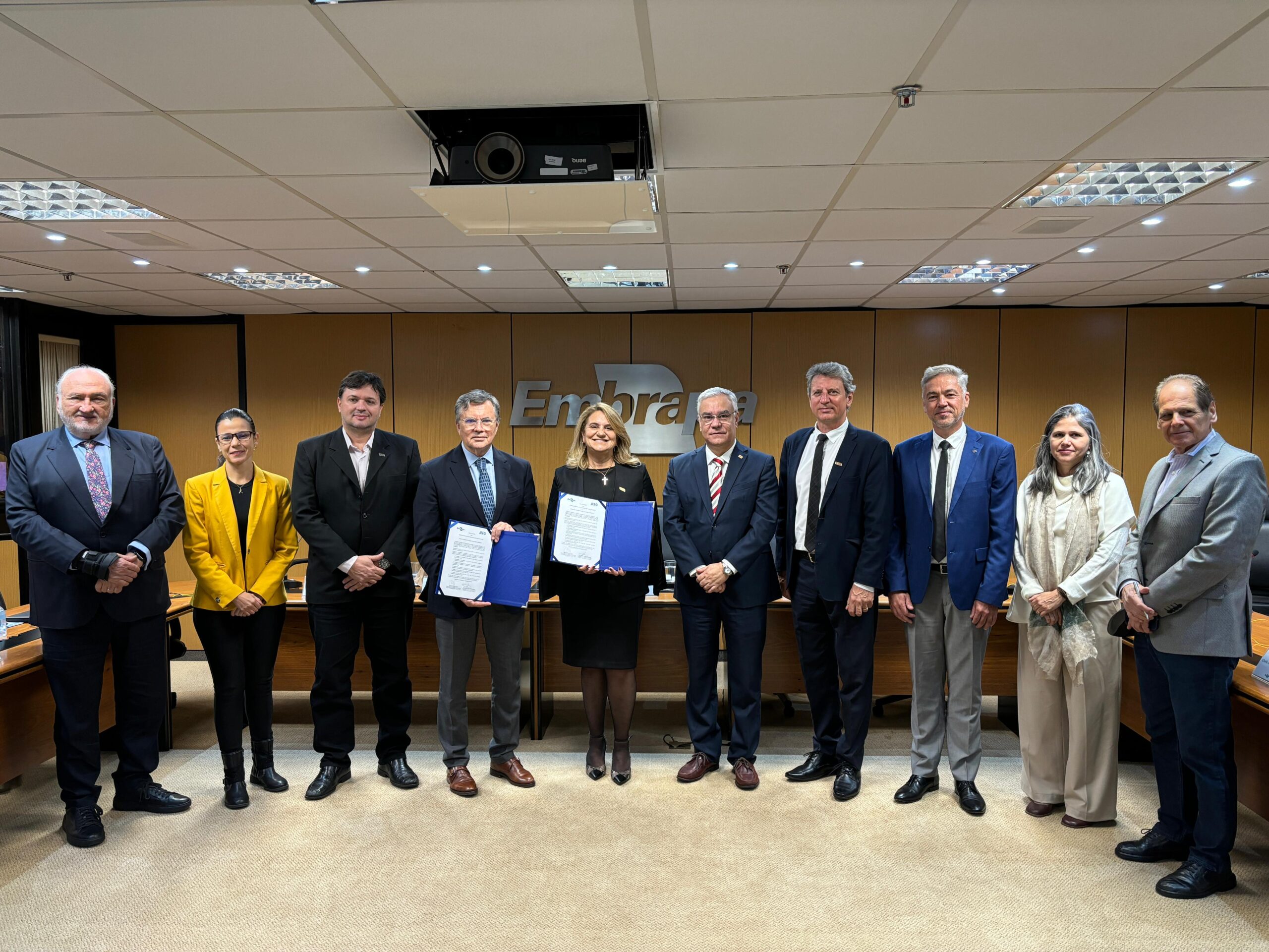 Foto tirada no evento mostra as equipes do IICA e Embrapa reunida