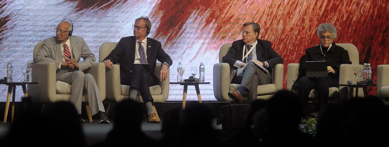 Rattan Lal, Premio Mundial de la Alimentación 2020 y máxima autoridad global en ciencias del suelo; Kip Tom, productor agropecuario y ex embajador de Estados Unidos ante las agencias de la ONU en Roma; Manuel Otero, Director General del IICA; y Izabella Teixeira, Asesora Especial del IICA para el G20 y las COP 29 y 30 y ex ministra de Medio Ambiente de Brasil.