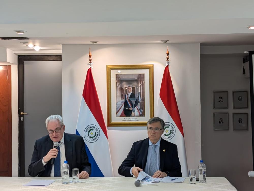 El Director General de la Academia Diplomática y Consular del Ministerio de Relaciones Exteriores de Paraguay, Ricardo Scavone, junto al Director General del IICA, Manuel Otero.