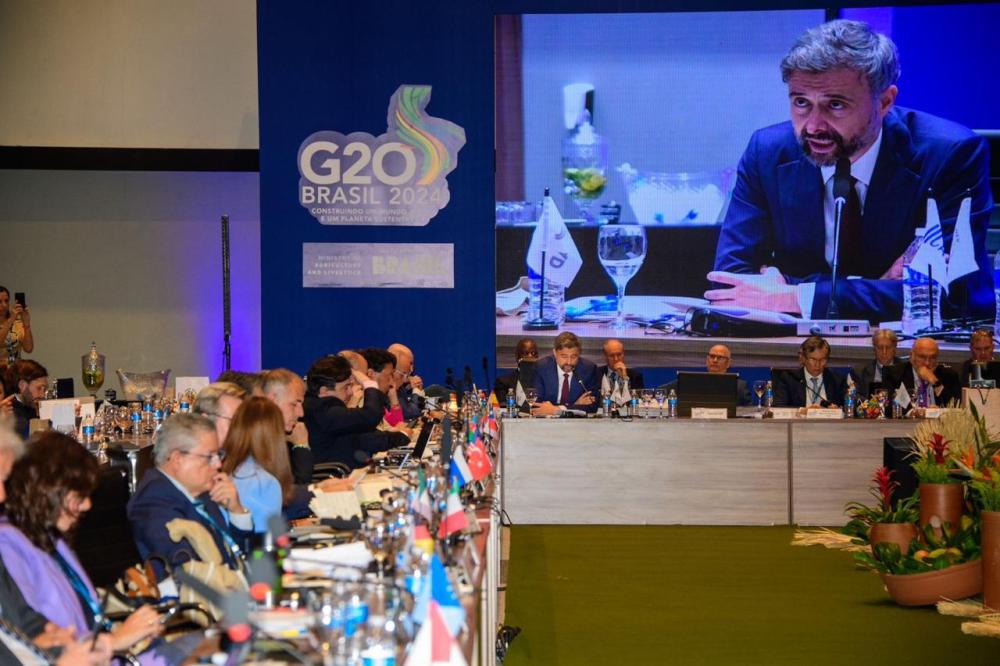 Álvaro Lario, presidente del Fondo Internacional de Desarrollo Agrícola (FIDA), y Manuel Otero, Director General del IICA, firmaron en el marco de la reunión ministerial de Agricultura del G20, en Brasil, un acuerdo de trabajo entre ambas instituciones para impulsar la seguridad alimentaria en las áreas rurales a través de la promoción de inversiones, la digitalización de la agricultura y el fortalecimiento de las cadenas de valor.