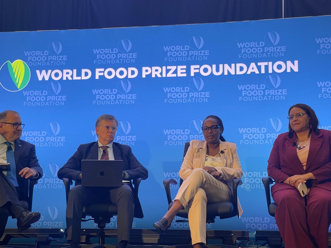 El Subdirector General del IICA, Lloyd Day; el Director General del Instituto, Manuel Otero; la vicepresidenta del FIDA, Gerardine Mukeshimana; y la Secretaria de Agricultura y Ganadería de Honduras, Laura Suazo, durante el panel "Creando una nueva narrativa: sistemas agroalimentarios para personas sanas y un planeta sano", en el Norman Borlaug International Dialogue 2024.