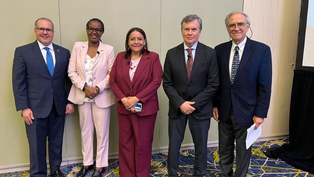 El Subdirector General del IICA, Lloyd Day; la vicepresidenta del FIDA, Gerardine Mukeshimana; la Secretaria de Agricultura y Ganadería de Honduras, Laura Suazo; el Director General del organismo hemisférico especializado en agro y ruralidad, Manuel Otero; y el economista Eugenio Díaz Bonilla, asesor especial del IICA.