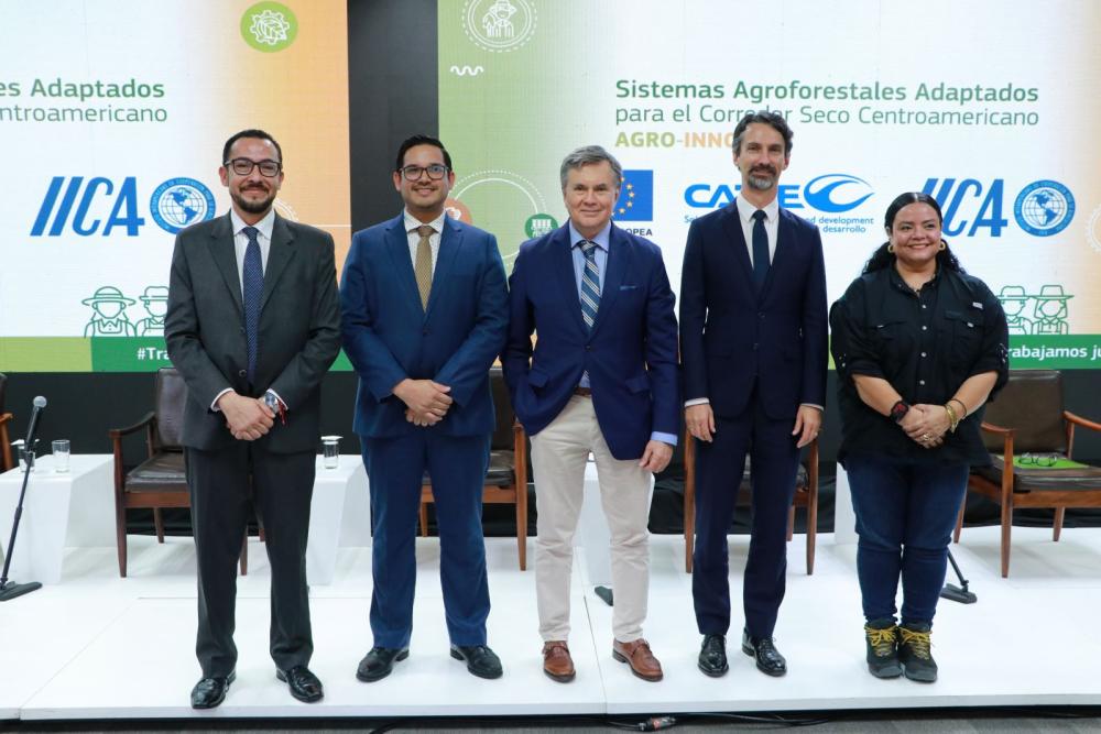 El Coordinador Regional de AGRO-INNOVA, Pedro Avendaño; el Ministro de Agricultura y Ganadería de Costa Rica, Víctor Carvajal; el Director General del IICA, Manuel Otero; el Embajador de Unión Europea en Costa Rica, Pierre-Louis Lempereur; y la directora ejecutiva del CENTA de El Salvador, Odette Varela.