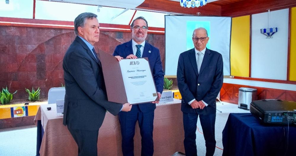 Manuel Otero, Director General del IICA; Gustavo Manrique, ex canciller y ex ministro de Medio Ambiente del Ecuador, reconocido como Embajador de Buena Voluntad del IICA en temas de Biodiversidad, Acción Climática y Transición Ecológica; y José Zaglul, ex rector de la Universidad EARTH.