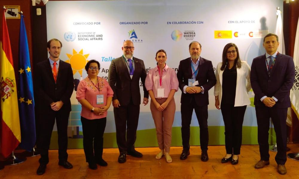 Agustín Torroba junto a Alice Jipius (Tonibung-Malasia), Gustavo Paredes (ASAZGUA), Anneli Alatalo Paulsen (SINTEF-Noruega), Mariano González (Canal de Isabel II-España), Zaida Solano (LAICA-Costa Rica), y Jorge Asturias (GIZ).