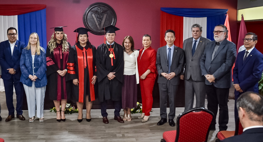 En la ceremonia de distinción, Manuel Otero (al centro) junto a su esposa, la arquitecta Amanda Fernández, estuvieron acompañados por personal del IICA en Paraguay, así como de una serie de representantes gubernamentales y autoridades de la academia y las instituciones del agro local.