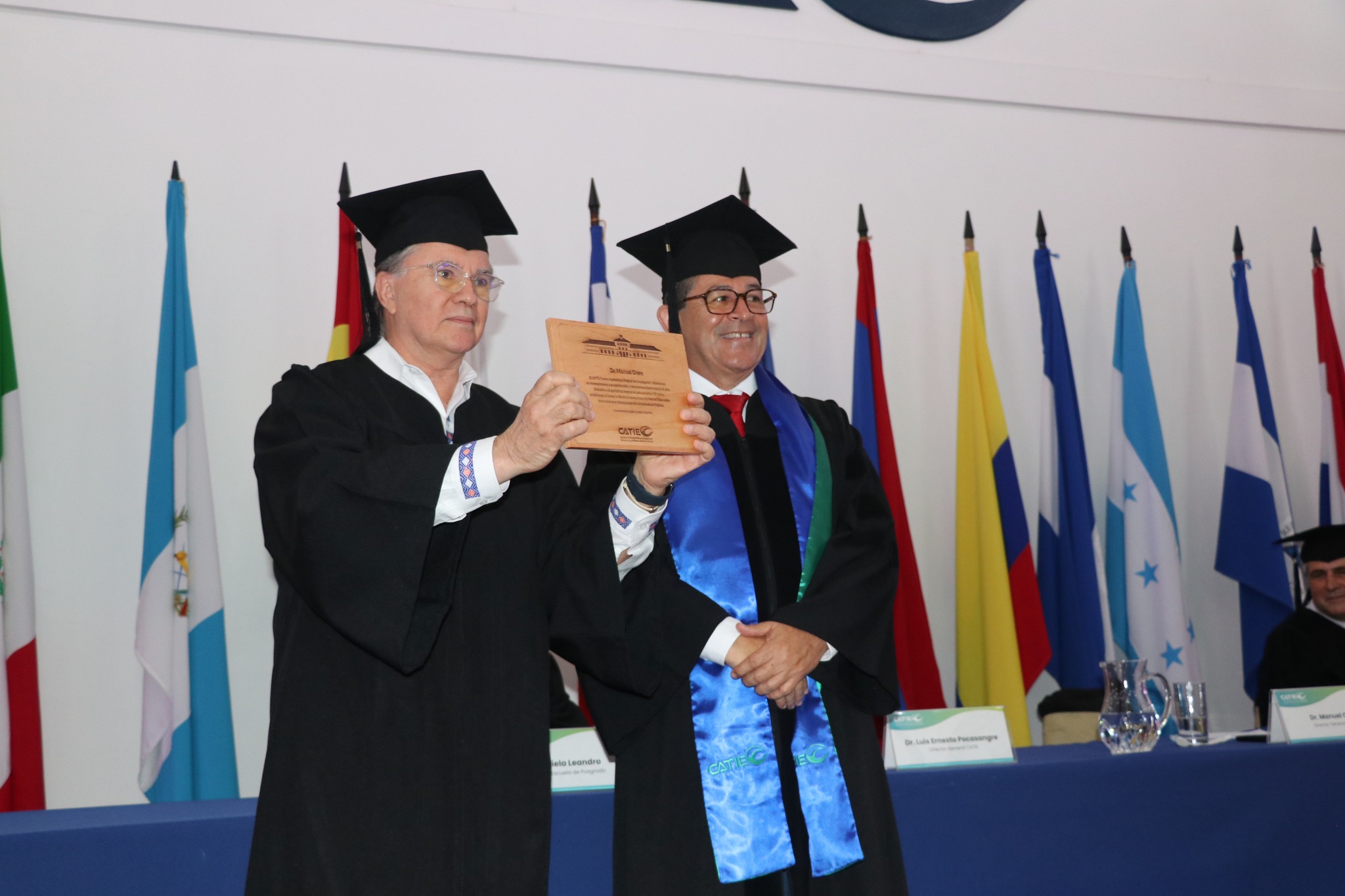 El Director General del IICA, Manuel Otero, junto al  Director General del CATIE, Luis Pocasangre, tras recibir el reconocimiento de la Cátedra Interamericana en Innovaciones en Agricultura Tropical y Sistemas Agroalimentarios.