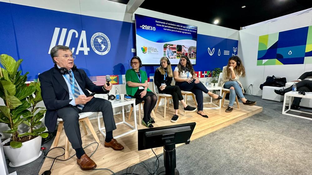 Manuel Otero, Director General del IICA; y las periodistas, Silvia Naishtat, de Clarín (Argentina); Pilar Vázquez, de La Nación (Argentina); Fabiola Sinumbu de EBC/Agencia Brasil; y Marta Montojo, de EFE (España).