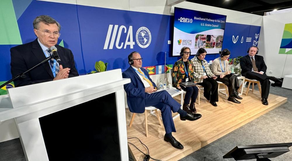 Manuel Otero, Director General del IICA; Lloyd Day, Subdirector General del IICA; Linda Schmid, de la Asociación de Productores de Granos de Estados Unidos (U.S. Grains Council); Gloria Alvarenga, Directora de Integración, Acceso y Seguridad Energética de la Organización Latinoamericana de Energía; Lais García de la División de Energías Renovables del Ministerio de Relaciones Exteriores de Brasil; y Andrew Matters, Director de Política y Economía de la Asociación Internacional de Transporte Aéreo (IATA).