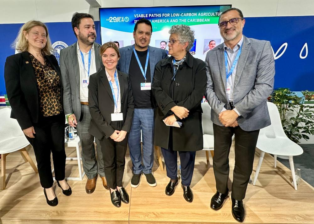 Margaret Zeigler, Representante de IICA en Estados Unidos; Fernando Sampaio, Director de Sostenibilidad de la Asociación Brasileña de Exportadores de Carne (ABIEC); Caroline Prolo, de la gestora de financiación climática Fama Re Capital; Felipe Bittencourt, CEO de WayCarbon; Izabella Teixeira, ex ministra de Medio Ambiente de Brasil; y Paulo Pianez, Director de Sostenibilidad de Marfrig/BRF.