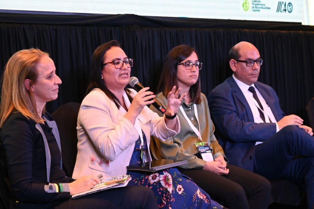 Expertos del sector agropecuario participan en un panel de discusión durante la Cumbre Panamericana de Biocombustibles Líquidos, organizada por el Ministerio de Agricultura, Ganadería y Pesca y el IICA. El diálogo se centró en el papel de los biocombustibles en el desarrollo rural sostenible y la innovación energética en América Latina.