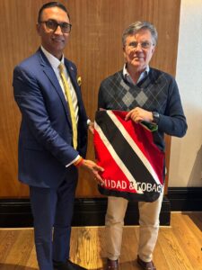 El ministro de Agricultura, Tierra y Pesca de Trinidad y Tobago, Ravi Ratiram, junto al Director General del IICA, Manuel Otero.