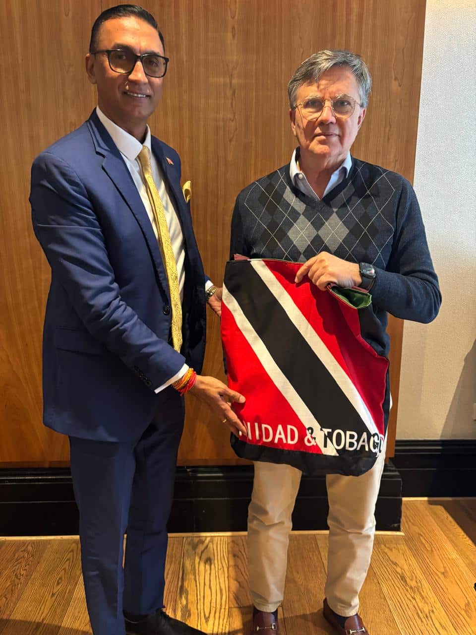 El ministro de Agricultura, Tierra y Pesca de Trinidad y Tobago, Ravi Ratiram, junto al Director General del IICA, Manuel Otero.
