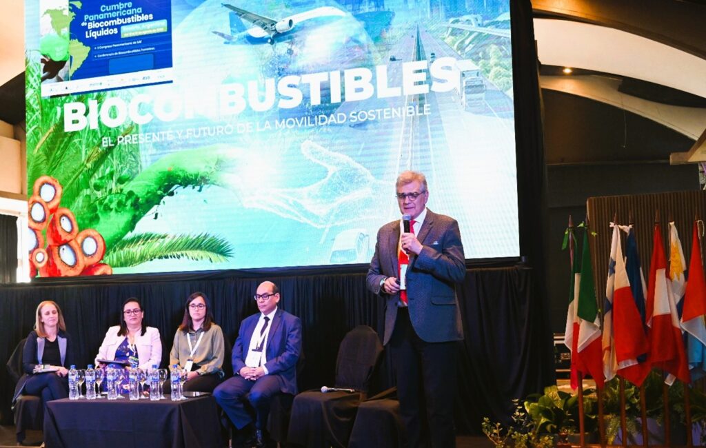 Representantes internacionales participan en la Cumbre Panamericana de Biocombustibles Líquidos, destacando el papel de los biocombustibles en el presente y futuro de la movilidad sostenible. El evento, con una puesta en escena que incluye símbolos de transporte y naturaleza, promueve soluciones energéticas limpias en América Latina y el Caribe.