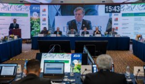 El Director General del IICA, Manuel Otero (centro), rindió cuentas sobre el trabajo del IICA en la promoción de una mayor productividad y resiliencia del agro, en una sesión formal en la que estuvo junto al ministro de Agricultura y Ganadería de Costa Rica, Víctor Carvajal, quien fue electo como presidente del Comité Ejecutivo del Instituto.