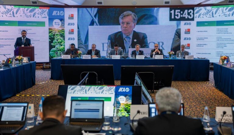 El Director General del IICA, Manuel Otero (centro), rindió cuentas sobre el trabajo del IICA en la promoción de una mayor productividad y resiliencia del agro, en una sesión formal en la que estuvo junto al ministro de Agricultura y Ganadería de Costa Rica, Víctor Carvajal, quien fue electo como presidente del Comité Ejecutivo del Instituto.