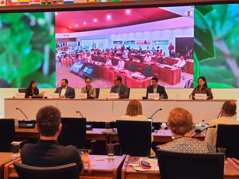 Panel de expertos sobre fondos de inversión en AgTech durante la Semana de la Agricultura Digital del IICA. Imagen muestra líderes internacionales discutiendo estrategias de financiamiento para la innovación agrícola, con transmisión en vivo y participación multilateral.