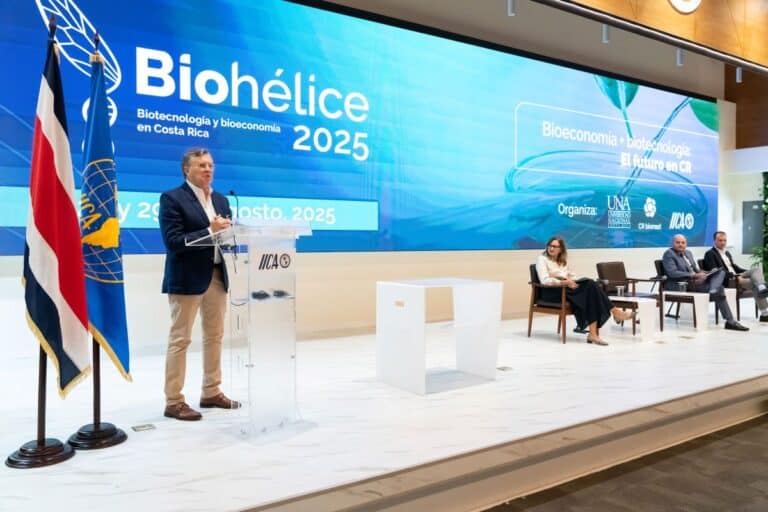 El Director General del IICA, Manuel Otero, reafirmó en la inauguración de Biohélice 2025 el compromiso del Instituto con la bioeconomía como eje estratégico para transformar el agro y revitalizar los territorios rurales. En el acto lo acompañaron la Directora General de CINDE, Marianela Urgellés; el Rector de la UNA, Jorge Herrera; y el presidente de CRBiomed, Álvaro Peralta.