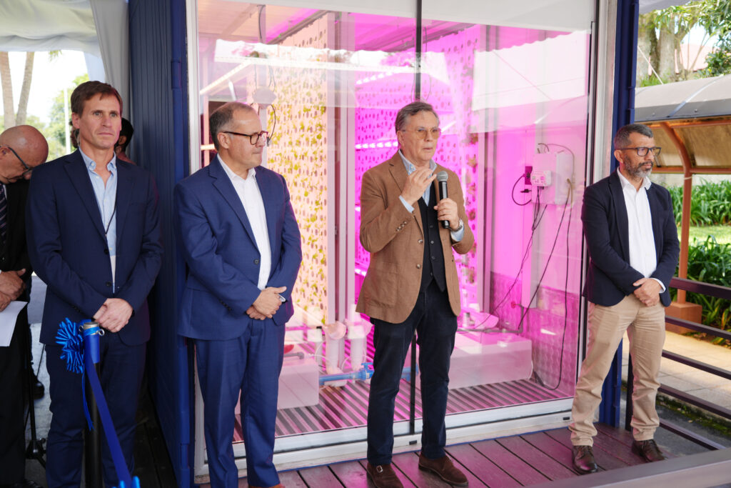 Inauguración de AgroBox 360: Manuel Otero presenta innovador sistema de agricultura vertical con tecnología LED en evento del IICA. Cultivos sostenibles en estantes modernos destacan avances AgTech para la producción urbana.