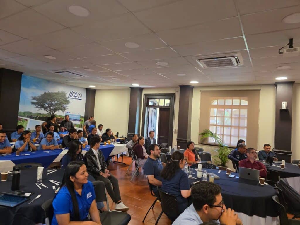 Junto a técnicos del IICA -inclusive de programas que han obtenido resultados concretos como Agro-Innova-, productores y especialistas, los visitantes dieron forma al Diálogo Regional sobre Innovaciones para la Adaptación Climática de pequeños productores del Corredor Seco Centroamericano, que tuvo lugar en la sede de la Representación del IICA en El Salvador.