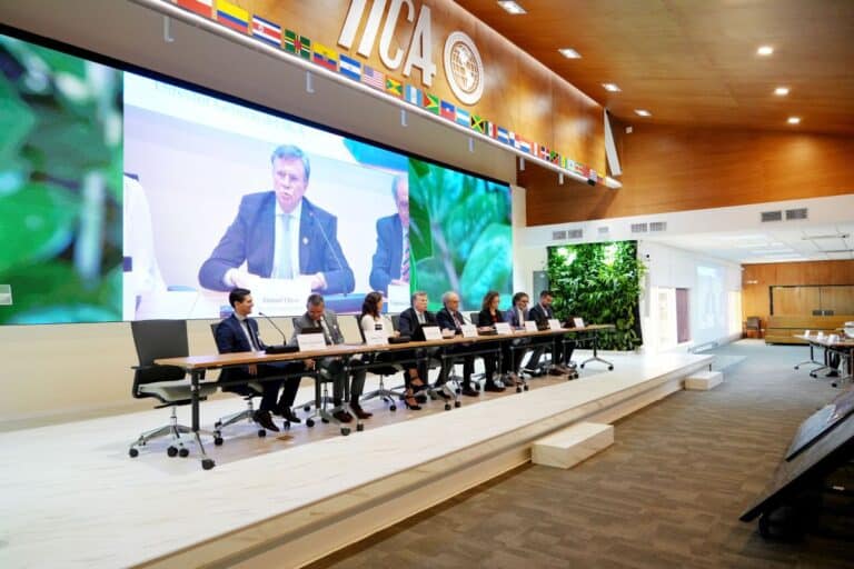 En la sesión especial por el 50 aniversario del IFPRI se presentaron las principales tendencias, retos y oportunidades de los sistemas alimentarios globales y regionales, a partir del Informe sobre la política alimentaria mundial 2025 y la iniciativa Avanzar 2030. En la mesa principal estuvieron: Pablo Gianatiempo (IFPRI), Joaquín Arias (IICA), Valeria Piñeiro (IFPRI), Manuel Otero (Director General del IICA), Eugenio Díaz Bonilla (asesor de IICA), Vanessa Pereira (EMBRAPA), Paolo de Salvo (BID) y Jorge Rueda (IFPRI).