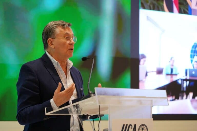 En el diálogo el Director General del IICA, Manuel Otero, instó a las personas jóvenes a ser agentes de cambio, jerarquizar la agricultura y fortalecer la autoestima del sector agropecuario, por su rol clave para el desarrollo sostenible de los países de la región.