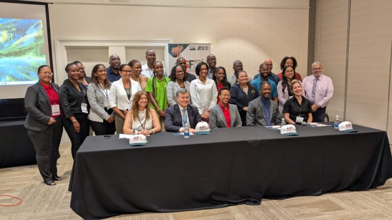 Delegados y autoridades agrícolas durante la Semana de la Agricultura del Caribe (CWA), en San Cristóbal y Nieves, participando en la firma de acuerdos y fortalecimiento de la cooperación regional para enfrentar la peste porcina africana y mejorar la sanidad agropecuaria.