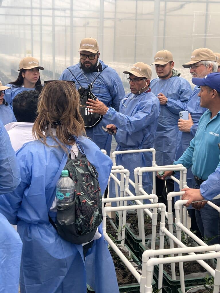 Panel de apertura del Foro Panamericano de Bioinsumos en Colombia, encuentro técnico y político liderado por el IICA que reúne autoridades, expertos y organizaciones para impulsar la cooperación regional y la transición hacia una agricultura sostenible basada en bioinsumos.