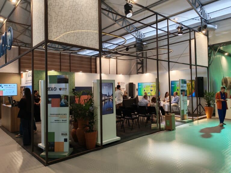 Stand del IICA y ABAG en la AgriZone de la COP30 en Belém do Pará, Brasil, mostrando iniciativas de agricultura sostenible, biotecnología y producción baja en carbono.”