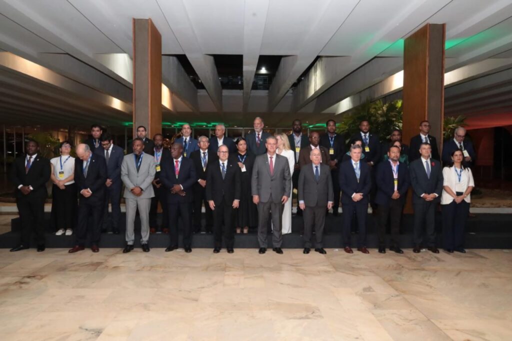 Delegaciones ministeriales y representantes internacionales posan en la apertura de la Conferencia de Ministros de Agricultura de las Américas 2025, en el Palacio Itamaraty, Brasilia. La fotografía refleja la participación de ministros, viceministros y altos funcionarios del sector agropecuario en un espacio arquitectónico moderno, iluminado con luces ambientales, durante el evento organizado por el IICA y el Gobierno de Brasil.