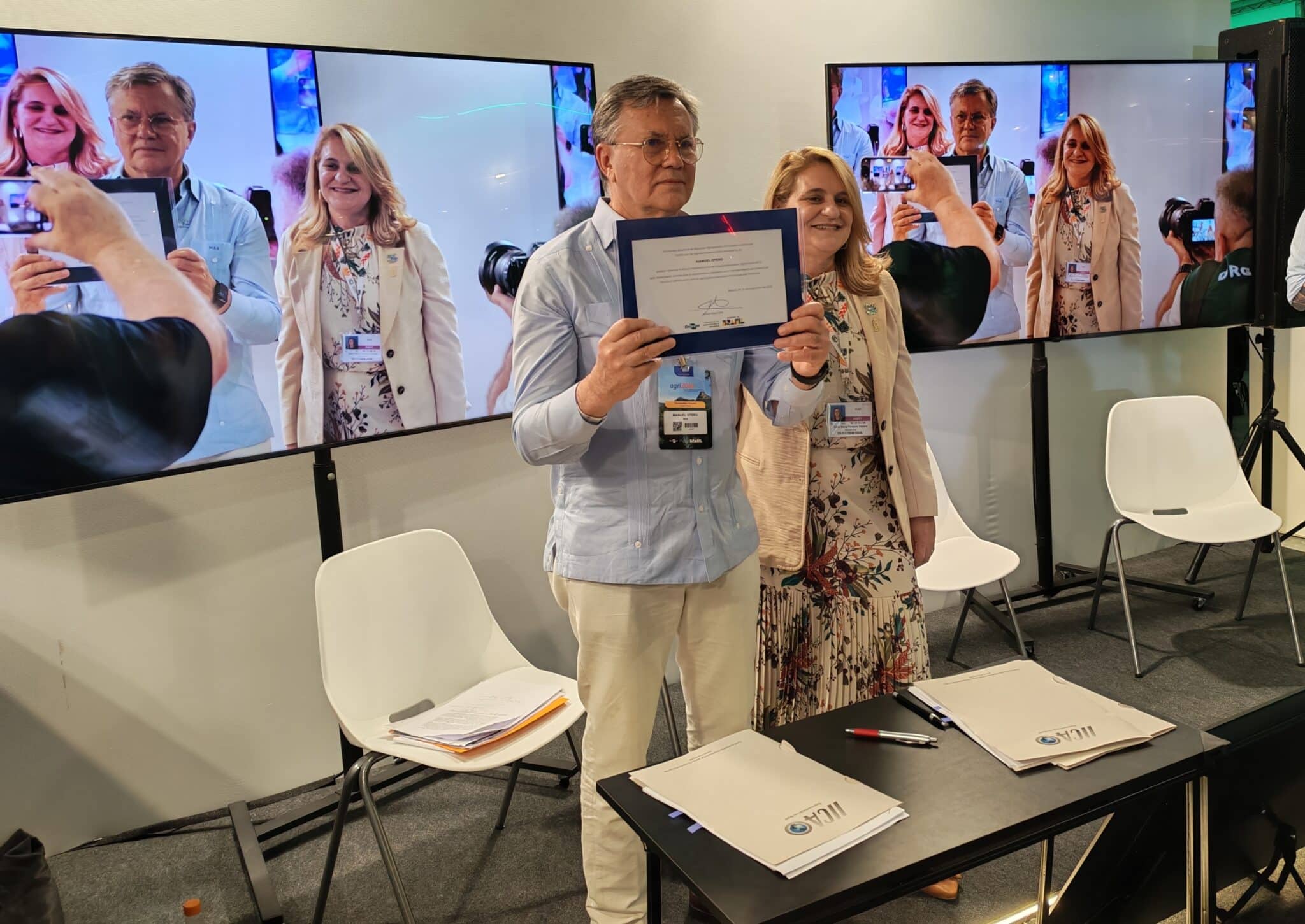 Durante la ceremonia de suscripción del convenio, el Director General del IICA, Manuel Otero, recibió un reconocimiento en nombre de EMBRAPA, que entregó su presidenta, Silvia Massruhá, por su contribución y compromiso con la cooperación técnica y científica a favor de una agricultura sostenible e inclusiva en el continente.