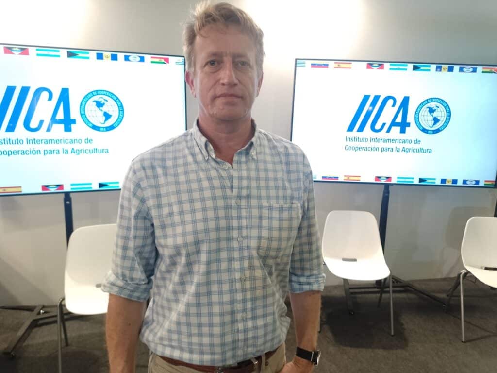 Escenario del pabellón del Instituto Interamericano de Cooperación para la Agricultura (IICA) en la COP30, Belém do Pará, Brasil, donde se presentan iniciativas sobre sostenibilidad, ganadería y soluciones agropecuarias para enfrentar el cambio climático.