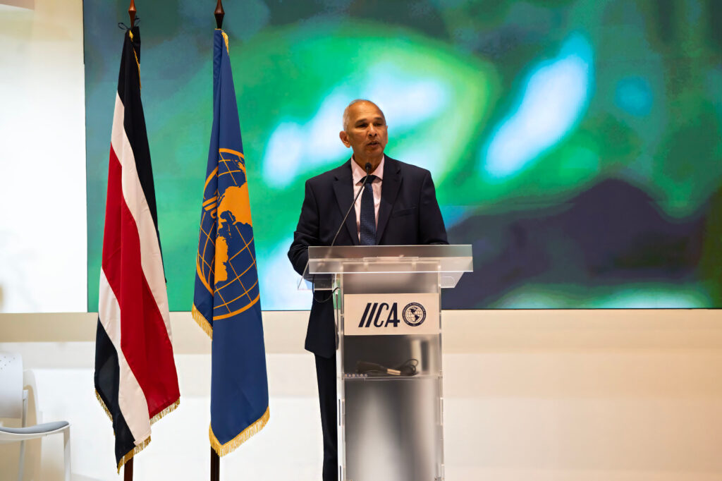 Director General del IICA interviene en un evento oficial sobre desarrollo agrícola sostenible, destacando el papel de la cooperación internacional para impulsar la innovación en el sector.