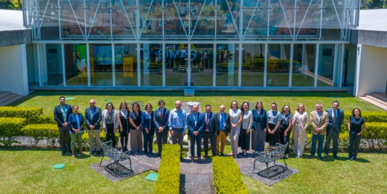Grupo de participantes del proyecto regional PIVOT reunidos en la sede del IICA, en una iniciativa que promueve la prevención y preparación frente a riesgos sanitarios con potencial epidémico y pandémico en América Latina y el Caribe, mediante el enfoque Una Salud, que integra la salud humana, animal y ambiental.